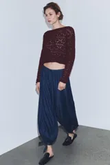 Jersey de manga larga color vino tinto, tejido en punto abierto con diseño calado de rombos.