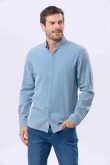 Camisa de manga larga color gris oscuro, con efecto lavado, cuello camisero con botones y cierre frontal abotonado.