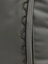 Mochila Caterpillar modelo Explorer Backpack, color gris con detalles en negro, bolsillos laterales de malla y compartimento principal con funda para computadora portátil.