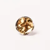 Anillo de acero con diseño irregular y acabado dorado brillante.