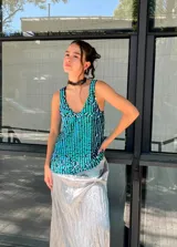 Musculosa con escote en V y breteles anchos, cubierta completamente de lentejuelas en tonos turquesa y verde.