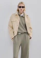 Pantalón de corte recto en color verde militar, con pinzas frontales y bolsillos laterales.