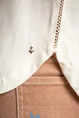 Remera negra de algodón peinado, corte recto y mangas cortas.