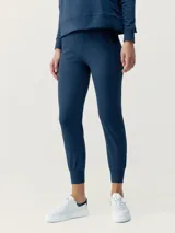 Pantalón deportivo estilo jogger de color azul, confeccionado en tejido suave con cintura alta elástica, bolsillos laterales y puños ajustados en los tobillos.