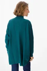 Sweater verde militar de punto con cuello alto y diseño calado en forma de espiga.