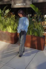 Pantalón de jean bicolor, con tono oscuro en la parte superior y lavado claro en las piernas. Corte recto y pierna ancha con costuras curvas.