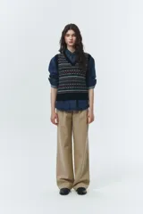 Pantalón sastrero de pierna ancha color beige, con doble pinza frontal y caída fluida.