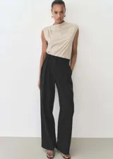 Pantalon de vestir de tiro alto con diseño recto, cierre frontal con botón, gancho y cremallera, y dos bolsillos laterales.