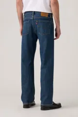 Jeans de denim azul oscuro con corte relajado, cintura media y pierna recta, sin elastano.