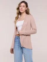 Cardigan liviano de punto acanalado color beige, con diseño de frente abierto, solapa integrada y mangas largas.
