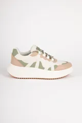 Zapatilla urbana con plataforma de 4 cm, combinando paneles de color blanco crema, verde salvia y rosa pálido con recortes irregulares. Cordones redondos en color verde salvia.