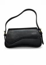 Cartera de hombro tipo baguette en color negro, con diseño curvo y solapa frontal. Incluye herrajes metálicos dorados y dos correas intercambiables, una corta para llevar al hombro y otra larga ajustable para usar cruzada.