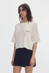 Remera cropped de algodón con efecto lavado, cuello redondo, mangas cortas y bordado "PASTICHE" en el pecho.