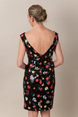 Vestido negro de lentejuelas con bordado de flores en hilo de color coral, verde, etc. Vestido de línea recta con cuello bote y espalda en V.