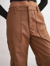 Pantalón cargo de cuero color marrón, con cintura elástica, bolsillos laterales tipo parche con solapa y pespuntes a contratono.