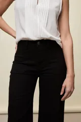 Pantalón de denim azul oscuro, de corte recto y tiro alto, con bolsillos delanteros aplicados y detalle de costura visible.