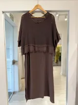 Vestido midi color marrón chocolate, de corte recto y largo midi, con una capa superior superpuesta de tejido de red y mangas cortas.