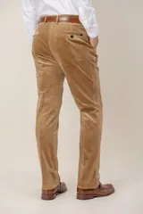 Pantalón de pana de corte clásico, color tostado, con cierre de botón y cremallera, bolsillos laterales y traseros.