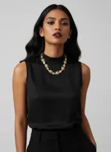 Collar de eslabones dorados con diseño de piezas orgánicas y texturizadas. Posee un largo ajustable y cierre de mosquetón.