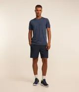 Remera deportiva Get Over de manga corta y cuello redondo, en color verde militar con diseño de paneles con textura geométrica. Confeccionada en tejido de poliéster respirable con tecnología Dry y protección UV.