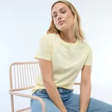 Camiseta de punto de manga corta y cuello redondo en color amarillo claro.