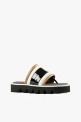 Sandalia con base alta y diseño de líneas audaces. Presenta capellada ancha con acabado brillante y estructura acolchada que aporta confort al andar. La suela dentada le da un carácter urbano y moderno, sin resignar comodidad.