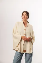 Capa cruda de lana merino uruguaya, con botones de madera y cuello adaptable.