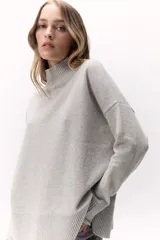 Polera de tejido de punto con cuello alto, de calce holgado y mangas largas con puños acanalados.