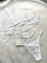 Conjunto de lencería compuesto por un bralette de encaje con breteles regulables y una tanga colaless regulable con diseño de doble tira a la cintura.