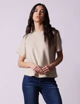 Remera color beige de modal suave, marca Cable & Gauge, con cuello redondo y mangas cortas.