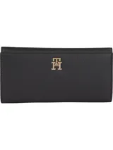 Billetera grande de Tommy Hilfiger en color negro con textura granulada, cierre de botón a presión y monograma TH metálico en tono dorado en la parte frontal.