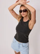 Musculosa de algodón con efecto lavado, cuello redondo y corte ajustado al cuerpo.