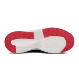 Championes Avia modelo Ron para mujer, de color negro con detalles en fucsia y suela blanca con base fucsia. Confeccionados en malla respirable con refuerzos sintéticos y cordones negros.