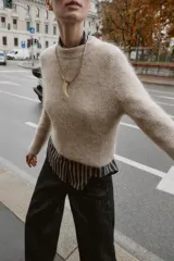 Jersey básico de punto con mezcla de lana y alpaca, de cuello redondo y manga larga.