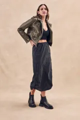 Falda midi negra estilo parachute, con cintura elástica, bolsillos laterales tipo cargo y cordones ajustables en el ruedo.