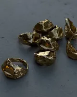 Anillo ancho de alpaca color plateado, con diseño irregular y textura rugosa. Pieza hecha a mano.