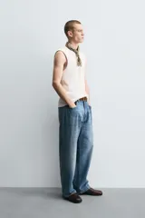 Musculosa blanca de algodón con cuello redondo y sisas amplias.