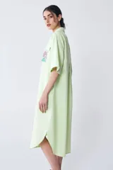 Vestido camisero midi verde claro con botones frontales, mangas cortas, cuello camisero y bolsillo en el pecho con bordado.