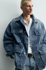 Parka de denim de algodón con efecto lavado, de color azul medio. Presenta cuello solapa, manga larga con puño abotonado, cierre frontal de botonadura oculta y cintura ajustable con cordón interior. Posee cuatro bolsillos utility de plastrón con solapa: dos en el pecho y dos en la cadera.