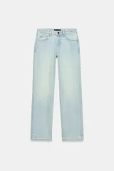 Jeans de mezclilla en color negro gastado, tiro bajo, corte de pernera recta y diseño clásico de cinco bolsillos con cierre frontal de cremallera y botón metálico.