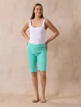 Bermuda color beige de gabardina elastizada, marca Ruby Rd. Tiene pretina ancha elastizada, bolsillos simulados en la parte delantera y bolsillos aplicados en la parte trasera.
