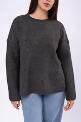 Sweater de punto en color rojo, con cuello redondo, mangas largas y calce relajado.