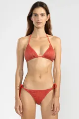 Traje de baño de dos piezas color rojo con lurex acanalado, compuesto por un corpiño triangular con tirantes finos y una bombacha triángulo con tiras ajustables en los laterales.