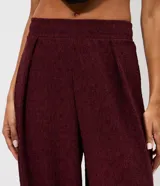 Pantalón aladín Blue Steel de poliéster texturizado color bordó, de calce amplio con cintura elástica y puños ajustados en la botamanga.