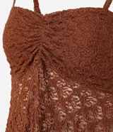 Blusa peplum de encaje marrón con breteles finos, escote cuadrado y busto fruncido.