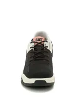 Sneakers Caterpillar modelo Watchful de color negro y blanco, con detalles en tono rosado en la lengüeta y el logotipo de la marca. Confeccionados con capellada de cuero, forro de nylon y suela de goma.