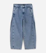 Pantalón de jean con corte balloon de gran volumen en las piernas, diseño de tiro medio con pasacintos, bolsillos laterales inclinados y cierre frontal con botón y cremallera. Presenta detalles de botones aplicados en los puños.