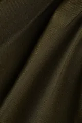 Top de manga larga con diseño drapeado, confeccionado en tejido de punto. Presenta un ajuste entallado con pliegues estratégicos en el hombro y en el lateral de la cintura.