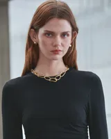 Aros pequeños de bronce con forma irregular y acabado liso, estilo huggie o argolla gruesa.