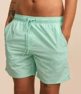 Bermuda de microfibra color salmón, con cintura elástica ajustable con cordón y aberturas laterales en el ruedo.